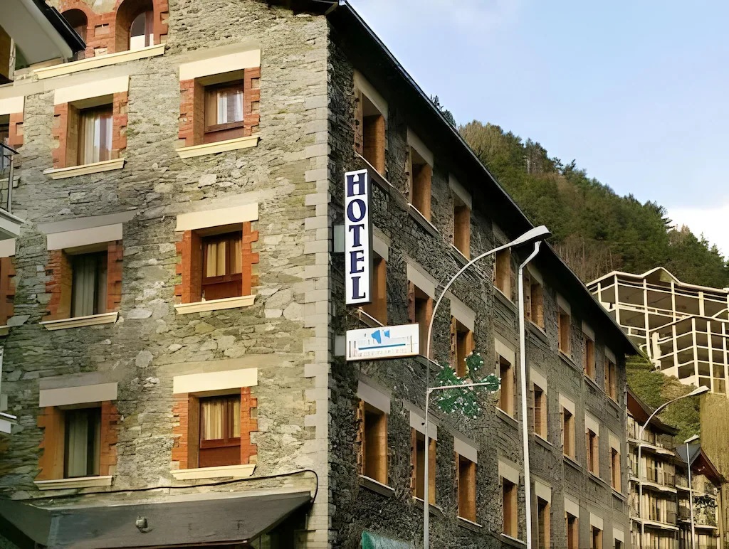 Hotel Arinsal: A Relaxed Alpine Hotel in the Center of Arinsal Village 1 Hotel Arinsal: A Relaxed Alpine Hotel in the Center of Arinsal Village